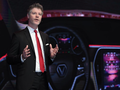 Ông Dave Lyon trình bày về nội thất mẫu xe mới của VinFast tại Paris Motor Show 2018 (Ảnh: Internet)