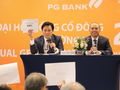 Chủ tịch PG Bank Nguyễn Quang Định (cầm phiếu) và Tổng giám đốc PG Bank Nguyễn Phi Hùng tại đại hội