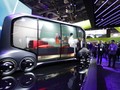 Những người tham dự đang xem mẫu xe tự lái mới của Nhật Bản tại CES 2018. Ảnh: AP photo/ Jea C.Hong