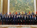 Hai đoàn đại biểu đàm phán vòng 7 tại Bắc Kinh chụp ảnh chung - cử chỉ được cho là đàm phán có tiến triển tích cực.
