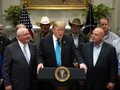 Tổng thống Donald Trump chiều 23.5 tuyên bố kế hoạch hỗ trợ thêm 16 tỷ USD cho nông dân Mỹ tại Nhà Trắng. Người bên trái ông Trump trong ảnh là Bộ trưởng Bộ Nông nghiệp Mỹ Sonny Perdue.