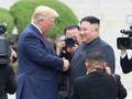 Hai ông Donald Trump và Kim Jong Un  có cái bắt tay lịch sử tại Khu phi quân sự Hàn - Triều