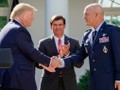 Tổng thống Donald Trump, Bộ trưởng Quốc phòng  Mark Esper và tưởng John Raymond, Tư lệnh SpaceCom, (Ảnh: Đa Chiều)