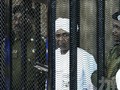 Cựu Tổng thống Sudan Omar al-Bashir ra tòa hôm 31/8 vì bị cáo buộc tội tham nhũng . (Ảnh: Exmoo)