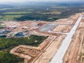 Sân bay quốc tế Dara Sakor có đường băng dài 3.200 mét đang được Trung Quốc xây dựng. (Ảnh: The New York Times)