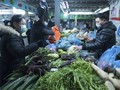 Dân chúng Vũ Hán đổ xô đến các siêu thị mua tích trữ hàng hóa sau khi có lệnh đóng cửa thành phố (Ảnh: Tân Hoa xã)