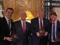 Bức ảnh gây lo ngại: Tổng thống Brazil Brazil Bossonaro (trái) và Fabio Wajngarten, người đứng đầu bộ phận truyền thông của Phủ Tổng thống (phải) đều đã dương tính SARS-CoV-2 cùng các ôn Donald Trump và Mike Pence (Ảnh: Guancha).