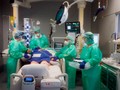 Các nhân viên y tế điều trị bệnh nhân trong phòng chăm sóc đặc biệt tại Bệnh viện Paggiovani Số 23 ở Bergamo ngày 17/3. (Ảnh: AP)