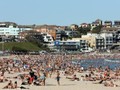 Bất chấp lệnh cấm tụ tập từ 500 người trở lên của chính phủ Australia, hàng ngàn người vẫn đổ ra bãi tắm ở Sydney (Ảnh: AFP).