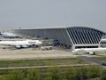 Sân bay Phố Đông, Thượng Hải đang là một trong những điểm nóng về người bị bệnh ngoại nhập (Ảnh: DF).
