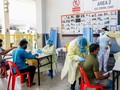 Xét nghiệm virus Corona mới cho người lao động nước ngoài ở Singapore (Ảnh: DF).