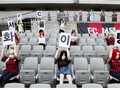 Vì đặt các hình nộm này làm khán giả trên sân, Seoul FS đã bị phạt 100 triệu won (Ảnh: Guancha).