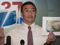 Ngoại trưởng Hishammuddin Hussein mạnh mẽ chỉ trích yêu sách chủ quyền của Trung Quốc ở Biển Đông và tuyên bố Malaysia sẽ không thỏa hiệp trước Quốc hội (Ảnh: Tân Hoa xã).
