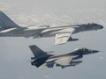 Máy bay F-16 của Đài Loan bay giám sát H-6 của PLA ở vùng trời gần Đài Loan (Ảnh: Đông Phương).