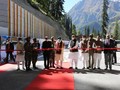 Thủ tướng Modi và các quan chức Ấn Độ cắt băng khánh thành đường hầm chiến lược nối thông nội địa với vùng Ladakh đang có tranh chấp với Trung Quốc (Ảnh: Đa Chiều).