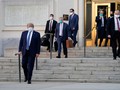 Ông Trump rời khỏi bệnh viện ra xe lên trực thăng trở lại Nhà Trắng (Ảnh: WSJ)