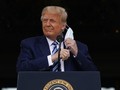 8 ngày sau khi thông báo bị nhiễm COVID-19, ông Donald Trump đã có cuộc tiếp xúc đầu tiên với đám đông tại Nhà Trắng (Ảnh:AP).