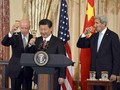 Mặc dù ông Tập Cận Bình chưa chính thức chúc mừng ông Joe Biden, nhưng quan hệ hậu trường hai bên đã được khởi động. Trong ảnh: ông Tập Cận Bình đón ông Biden và J.Kerry tại Bắc Kinh ngày 25/9/2015 (Ảnh: Reuters).