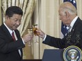 Sau một thời gian imlawngj, ngày 25/11, ông Tập Cận Bình đã gửi điện chúc mừng ông Joe Biden được bầu làm Tổng thống Mỹ. Trong ảnh: ông Tập Cận Bình mở tiệc chào mừng ông Joe Biden thăm Trung Quốc trên cương vị Phó Tổng thống Mỹ ngày 25/9/2015 (Ảnh: Getty).