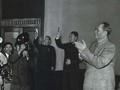 Hai ông Mao Trạch Đông và Lâm Bưu tiếp đoàn kịch Nhật Bản sang Trung Quốc biểu diễn năm 1967 (Ảnh: Renminhuabao).