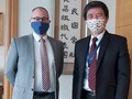 Đại biện lâm thời Mỹ David Bisbee đến Văn phòng đại diện Đài Loan tại WTO trao đổi công việc (Ảnh: Dongfang).