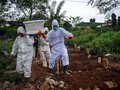 Làn sóng dịch do chủng đột biến Delta gây ra đang càn quét Indonesia khiến số người nhiễm đã vượt mốc 2 triệu, mỗi ngày có thêm hơn 10 ngàn người mới nhiễm, mấy trăm người chết (Ảnh: Reuters).