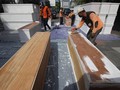 Công nhân đóng quan tài làm việc ngày đêm bởi số ca tử vong vì COVID-19 đã đạt mức kỷ lục 539 người vào ngày 2/7 (Ảnh: Reuters).