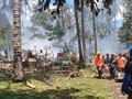 Các nhân viên cứu hộ tìm kiếm, cứu chữa các nạn nhân (Ảnh: AP).