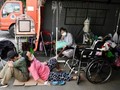 Do các bệnh viện quá tải, người bệnh phải nằm, ngồi trong các căn lều tạm (Ảnh: storm).