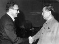 Cái bắt tay lịch sử giữa Kissinger và Chu Ân Lai ngày 9/7/1971 (Ảnh: jielishi)