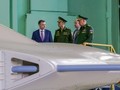 Ông Sergey Shoigu thị sát mẫu S-70 Okhotnik tại nhà máy của Sukhoi (Ảnh: defence).