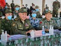 Bộ trưởng Quốc phòng Nga Sergey Shoigu và Bộ trưởng Quốc phòng Trung Quốc Ngụy Phượng Hòa quan sát quân đội hai bên diễn tập (Ảnh: Dwnews).