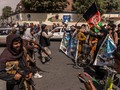 Những người biểu tình chống Taliban đối đầu với lính Taliban trên đường phố Kabul hôm 19/8 (Ảnh: The New York Times).