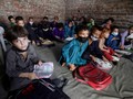 Trẻ em Afghanistan theo bố mẹ chạy sang Pakistan tị nạn (Ảnh Reuters).