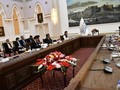 Đặc phái viên Trung Quốc, Nga và Pakistan (bên trái) gặp gỡ Quyền Thủ tướng Taliban Hasan Akhund (giữa) và các quan chức chính quyền Taliban (Ảnh: Đông Phương)