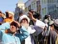 Dân chúng xem thi thể bị Taliban treo lên thị chúng ở thành phố Herat (Ảnh AP).