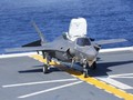 Máy bang tiêm kích tàng hình F-35B hạ cánh thành công trên tàu Izumo (Ảnh: Đông Phương).