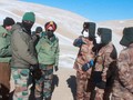 Lính Ấn Độ (trái) và Trung Quốc ở biên giới Ladakh tranh cãi về khu vực tranh chấp (Ảnh: Dwnews).