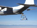 Cánh tay máy đang "gắp" chiếc UAV X-61 Gremlins vào trong khoang sau khi kết thúc chuyến bay thử (Ảnh: DARPA).
