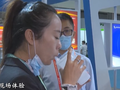 Khách tham quan Hội chợ Y tế Hải Nam trải nghiệm hít vaccine Convidecia tại chỗ (Ảnh: CCTV).