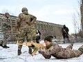Phụ nữ Ukraine tham gia huấn luyện quân sự (Ảnh: Getty).