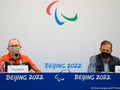 Ông Andrew Parsons, chủ tịch của Ủy ban Paralympic Quốc tế (phải) hôm 3/3 thông báo cấm các vận động viên Nga và Belarus thi đấu tại Đại hội Paralympic Bắc Kinh (Ảnh: Deutsche Welle0.