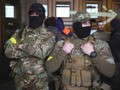 Cựu binh SAS Anh bị bắt gặp đang chờ nhập cảnh vào Ukraine (Ảnh: Reuters).
