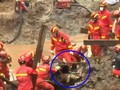 Một phần động cơ máy bay được tìm thấy ở độ sâu 20 mét dưới mặt đất (Ảnh: Đông Phương).