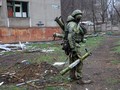 Quân đội Nga đã kiểm soát hầu hết thành phố Mariupol. Tronh ảnh: một dân quân Donetsk thân Nga với một số vũ khí thu được của Quân đội Ukraine (Ảnh: AP).