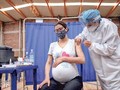 Trung tâm Kiểm soát và Phòng ngừa Dịch bệnh Hoa Kỳ khẳng định phụ nữ mang thai tiêm vaccine mNRA COVID-19 an toàn (Ảnh: AP).