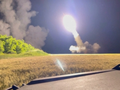 Các dàn phóng HIMARS của Ukraine phóng đạn về phía quân Nga (Ảnh: Reuters).