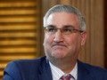 Ông Eric Holcomb, Thống đốc bang Indiana bất ngờ đến Đài Loan đêm 21/8, bắt đầu chuyến thăm 4 ngày (Ảnh: Reuters).