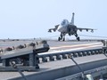 Máy bay Tejas hạ cánh trên tàu Vikrant (Ảnh: The Hindu).