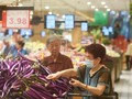 Trong khi hầu hết các nước khác đang lạm phát, chỉ số lạm phát Trung Quốc tháng 6 lại giảm còn 0,4% (Ảnh: WSJ).